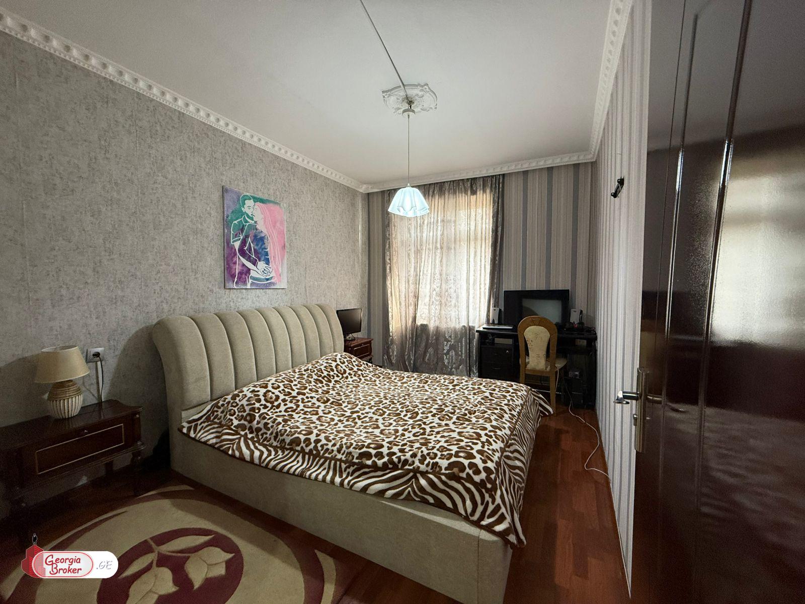 продается квартира с новым ремонтом 4-комнаты